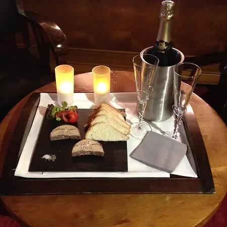 Logis Oasis فندق